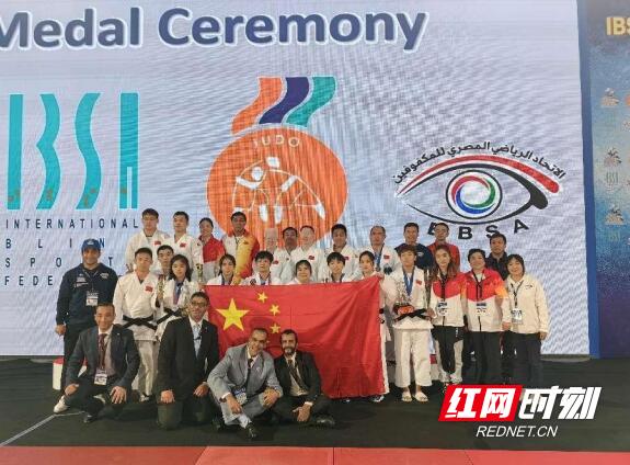 埃及选手刷新纪录，激动夺得金牌