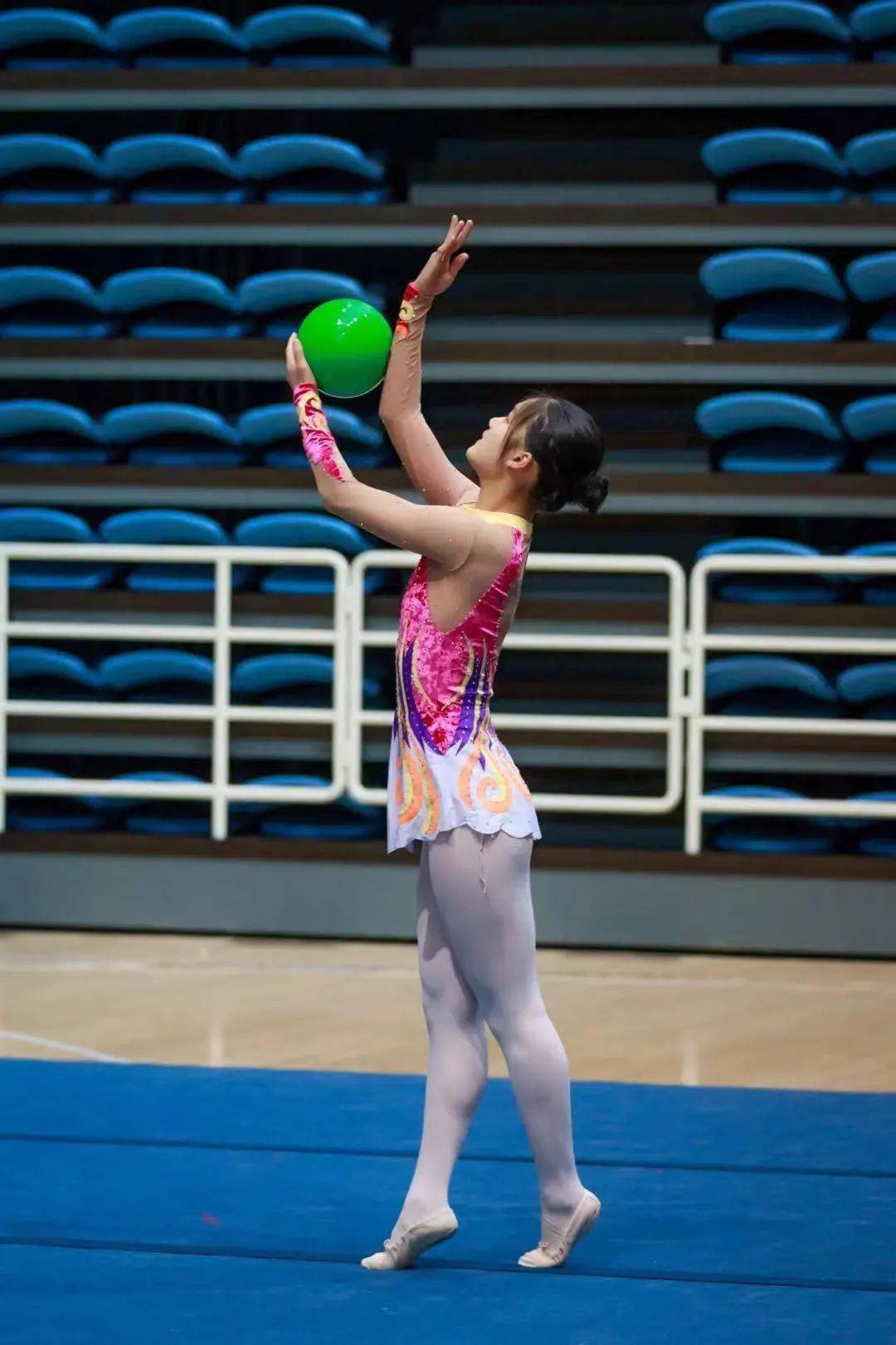 包含体操比赛选手身姿优美，创意无限的词条