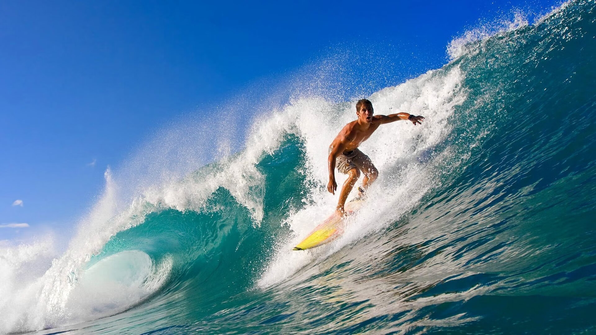 引擎轰鸣与红色闪电，当活塞压制步行者，布伦森在F1街道赛接管比赛